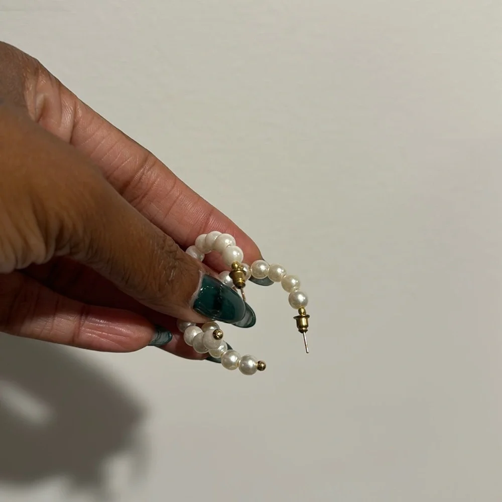 FAUX PEARL HOOPS - Picture 3 of 4